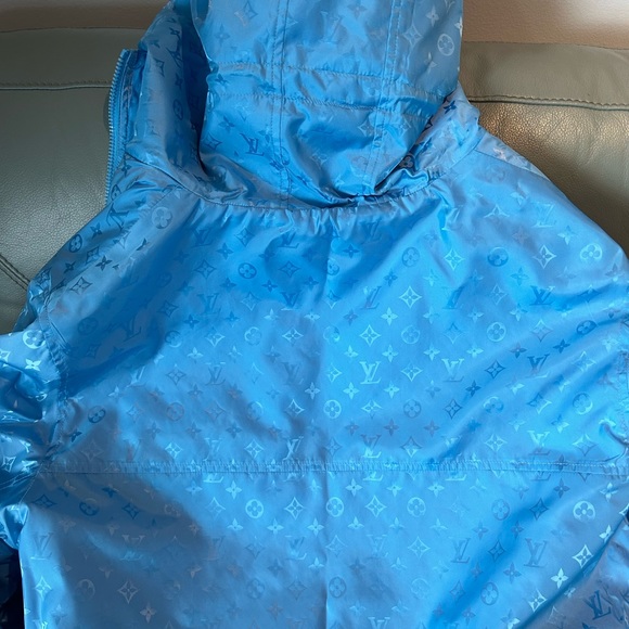 Versatile Elegance: Louis Vuitton Light Blue Monogram Reversible Windbreaker - Picture 7 of 7